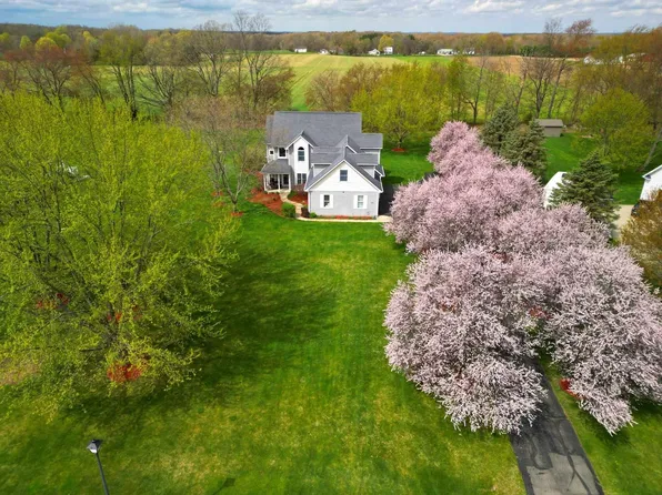 47404 Woodfield Dr, Mattawan, MI 49071