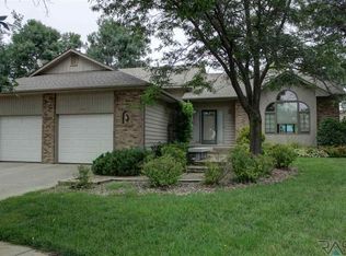 1012 N Richmond Cir, Sioux Falls, SD 57103