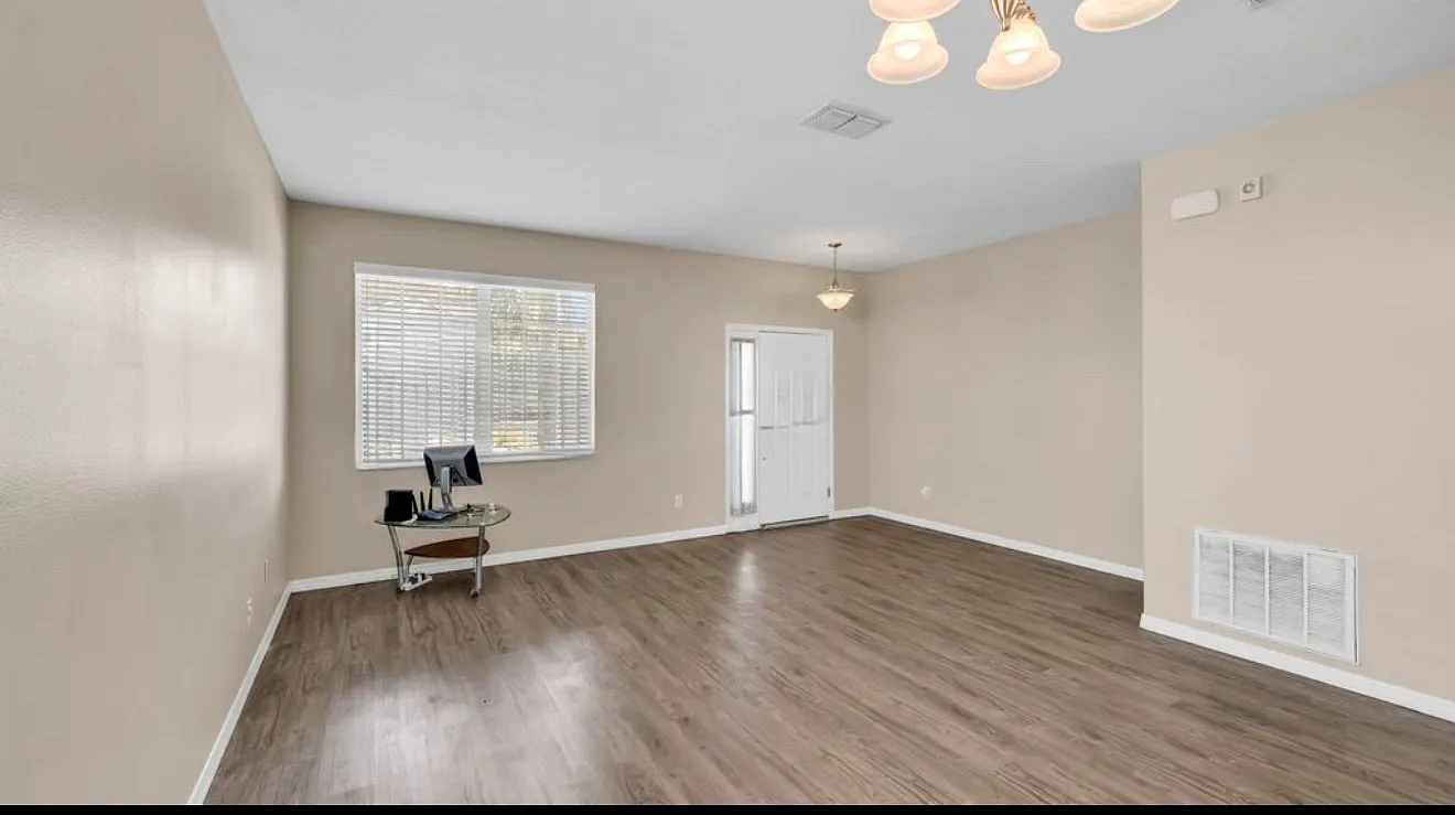 4 bed, 1980 sqft, $2,599 — Photo 4