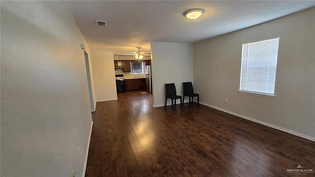 2 bed, 1.0 bath, 884 sqft, $1,200 — Photo 2
