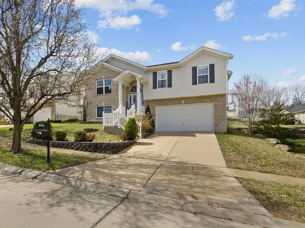 905 Winter Brook Dr, Fenton, MO 63026