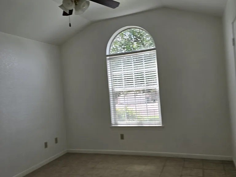 1096 Squire Dr #B — Photo 2