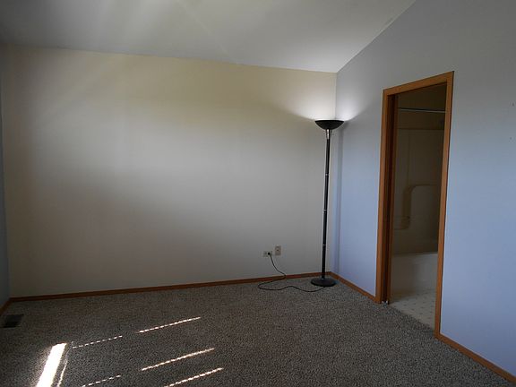 5th image of 902 E Countrywood Dr
