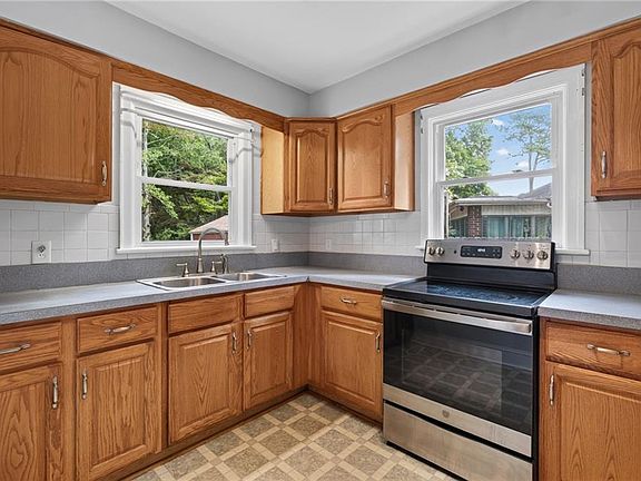 3rd image of 8560 Culfor Cres