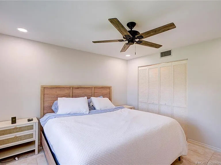 5539 NE Gulfstream Way — Photo 26