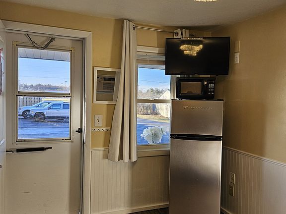 5th image of 1305 N Superior Ave #3