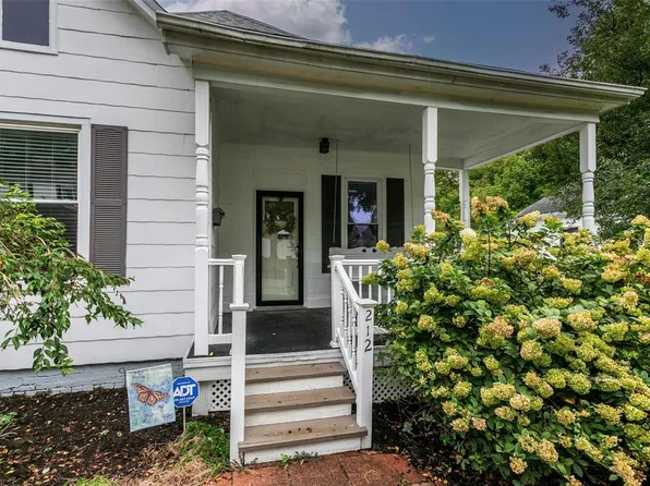 212 S Chamberlin St, Lebanon, IL 62254