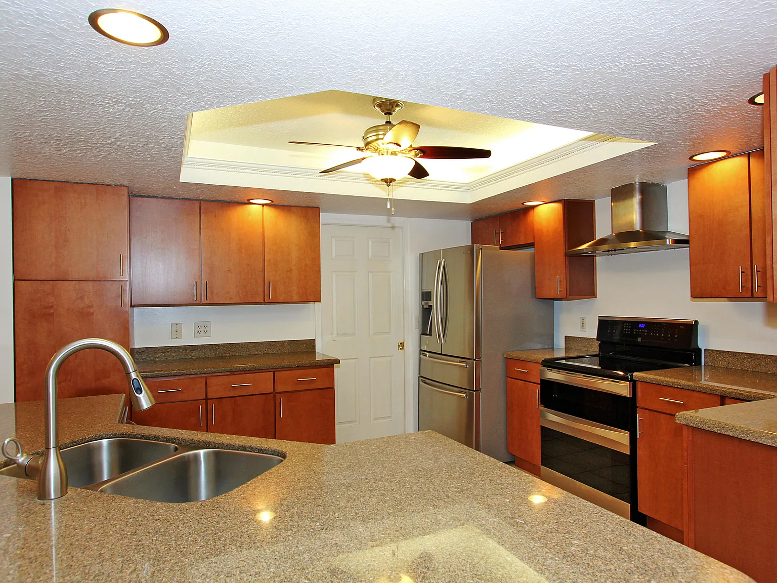 3 bed, 2.0 bath, 1907 sqft, $4,400 — Photo 2
