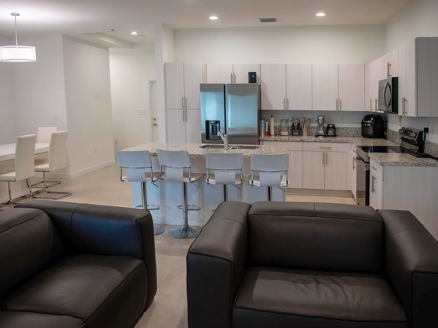 3 bed, 2.0 bath, 1537 sqft, $3,400 — Photo 4