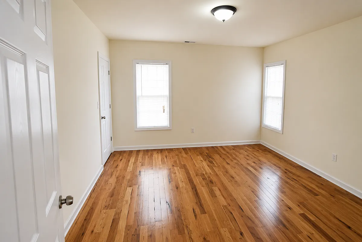 4 bed, 1.0 bath, 1312 sqft, $2,200 — Photo 4