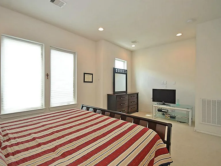 2713 Clay St — Photo 16