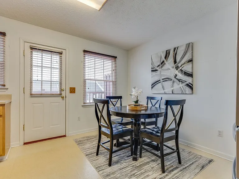 659 Beaverview Dr — Photo 4