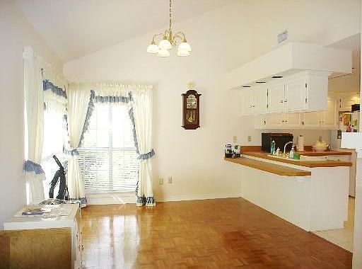 lOVELY BREAKFAST BAR/AREA!