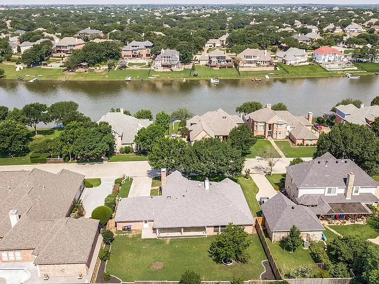 63 Remington Dr W — Photo 3