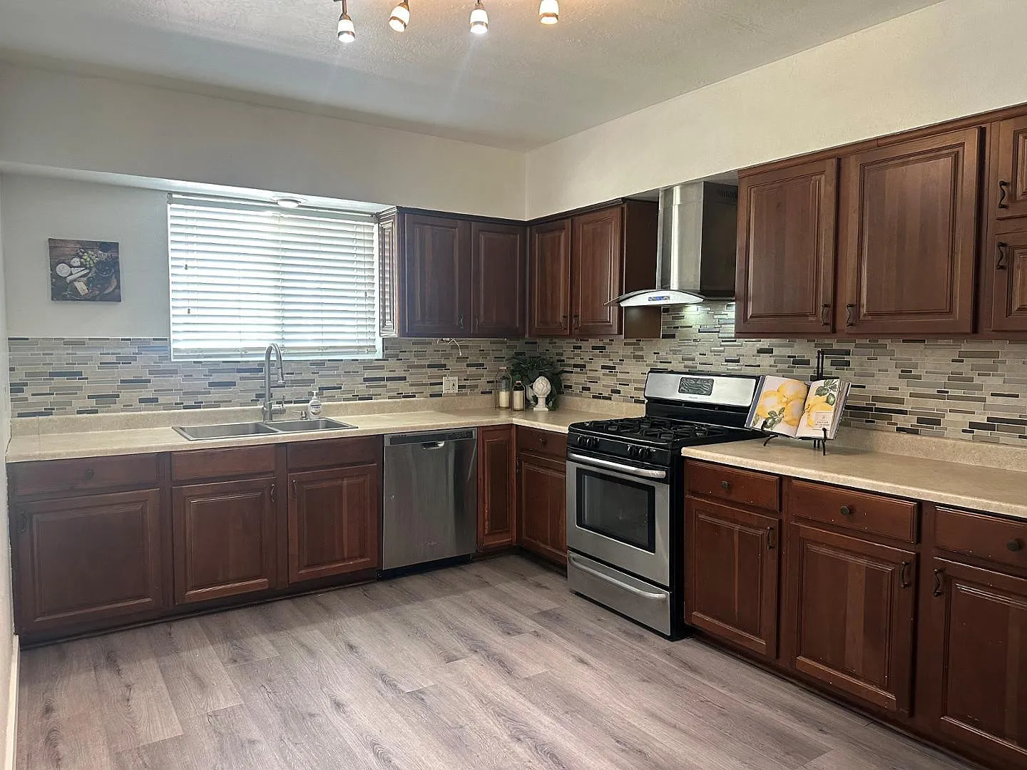 2 bed, 1.0 bath, 980 sqft, $1,599 — Photo 4