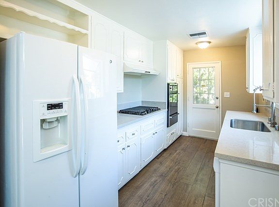 4th image of 24154 Kittridge St