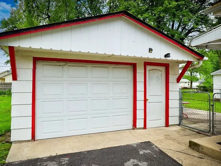 2930 E Wallace St — Photo 2