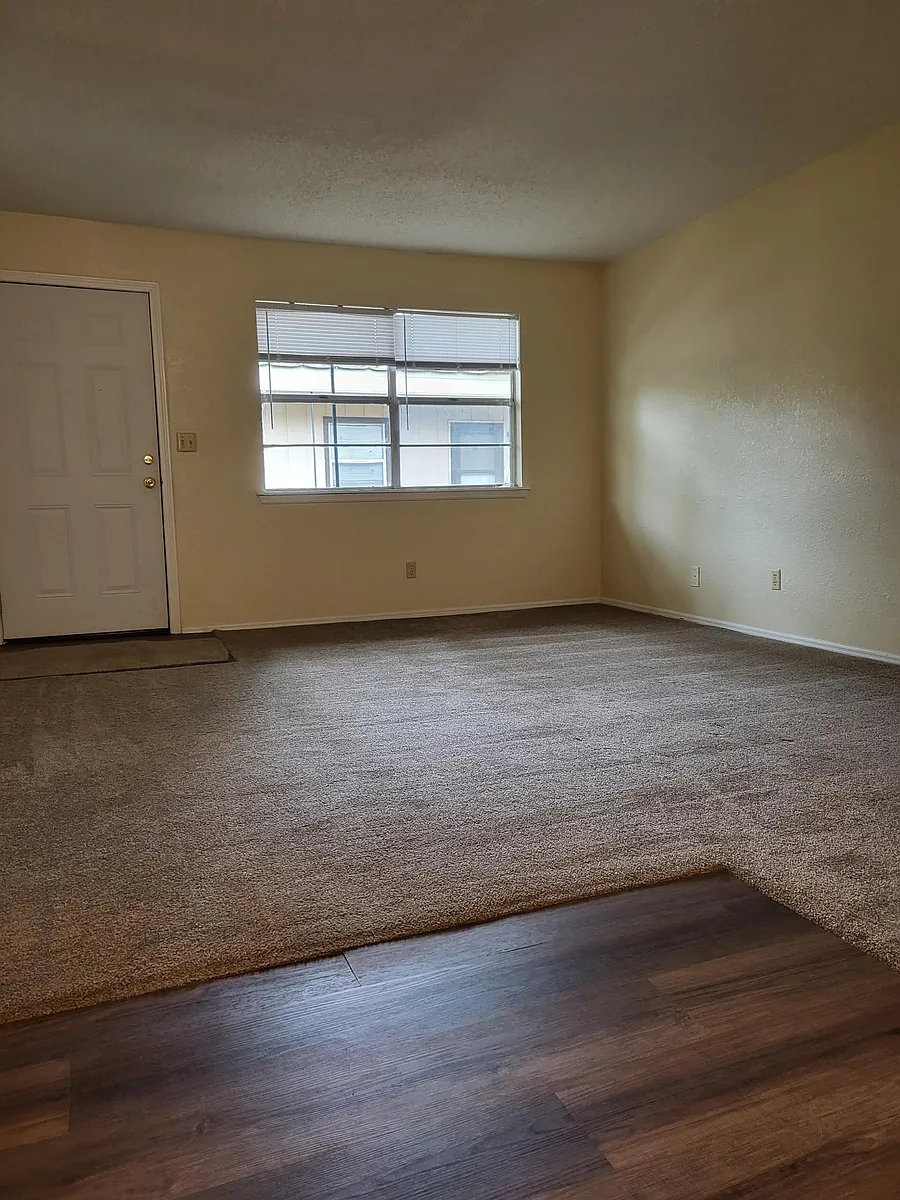 Building Photo - 1900 E Okmulgee Ave #26