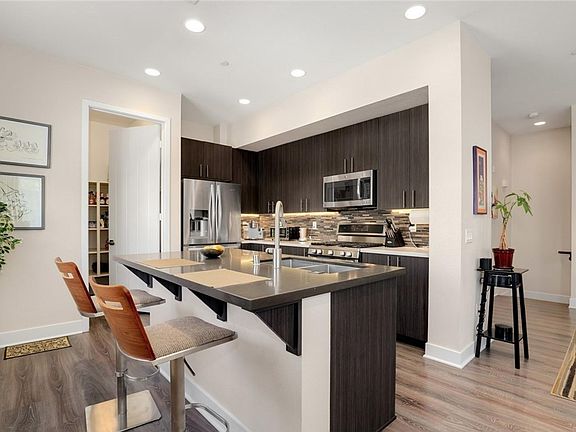 5th image of 2753 Waverly Dr APT 201