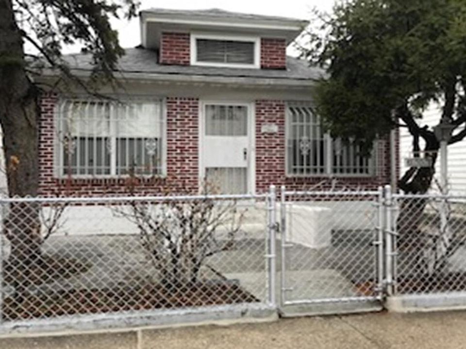 1st image of 1555 E 95th St