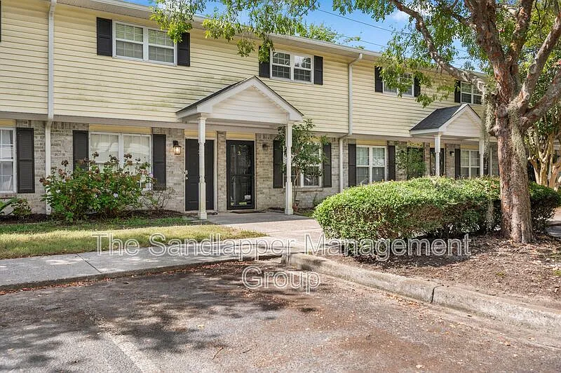 2 bed, 1.5 bath, 898 sqft, $2,500 — Photo 1