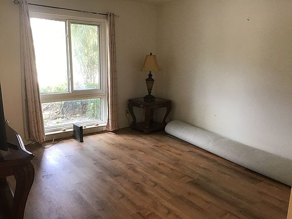 5th image of 744 Lago Rd