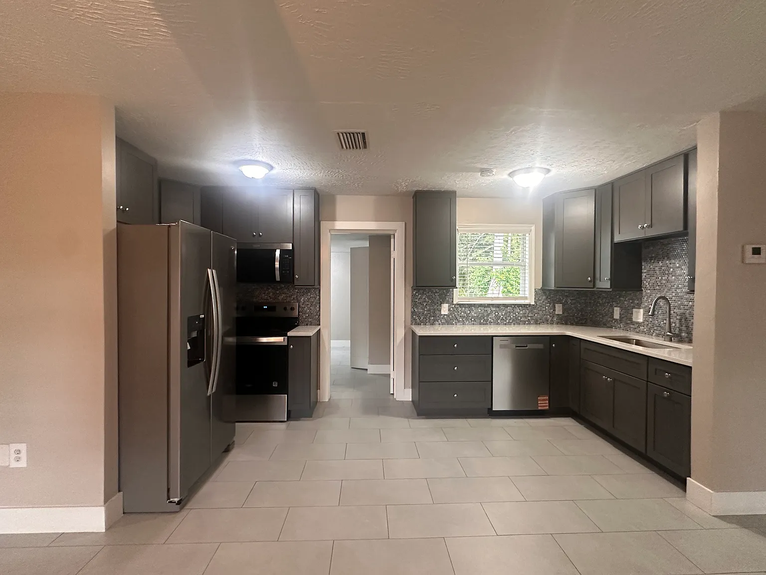 3 bed, 1124 sqft, $1,875 — Photo 3