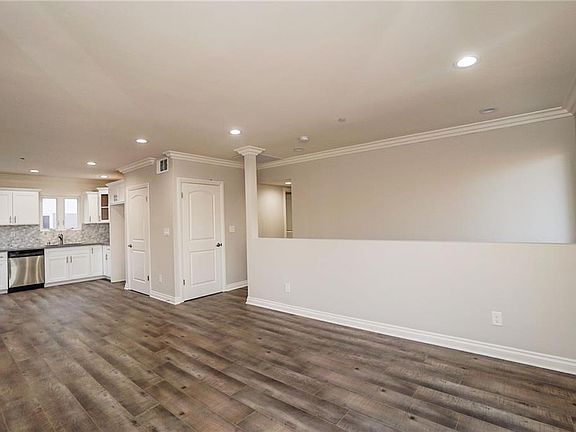 4th image of 4733 1/2 Oakwood Ave