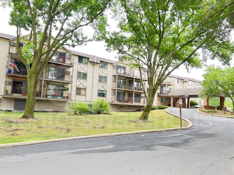 1304 W Medicine Lake Dr #118