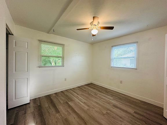 5th image of 423 Shore Dr E