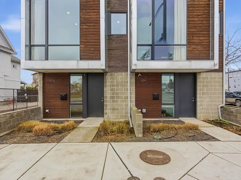 906 E Indiana Ave — Photo 3