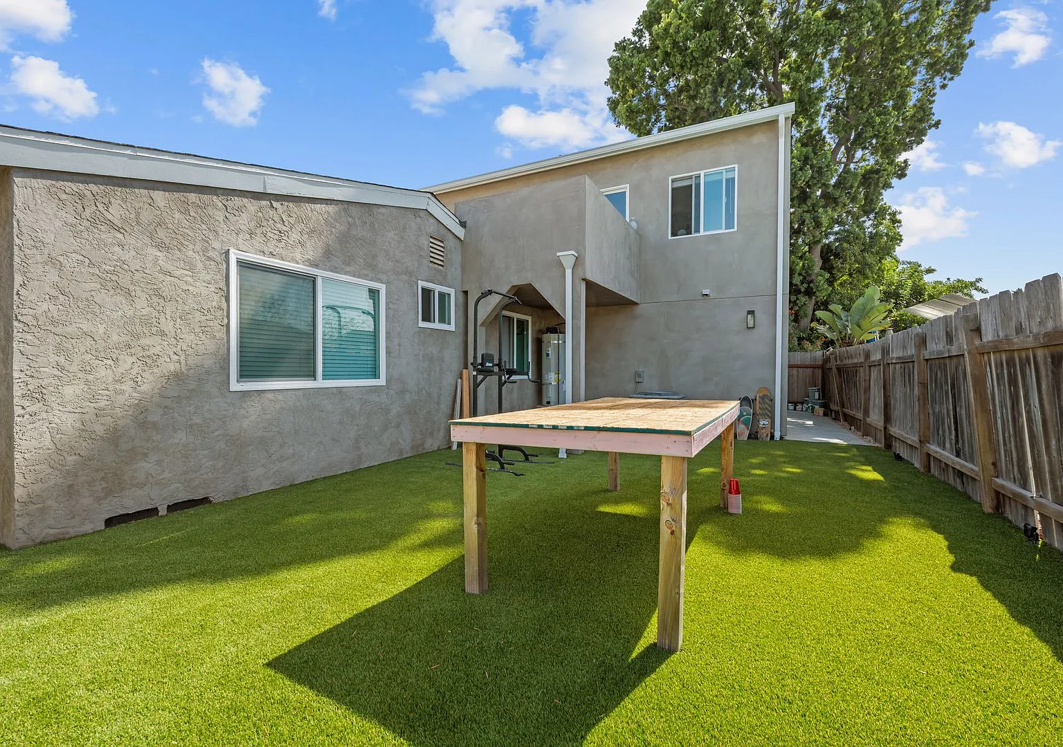 Turfed yard + balcony! — Photo 2