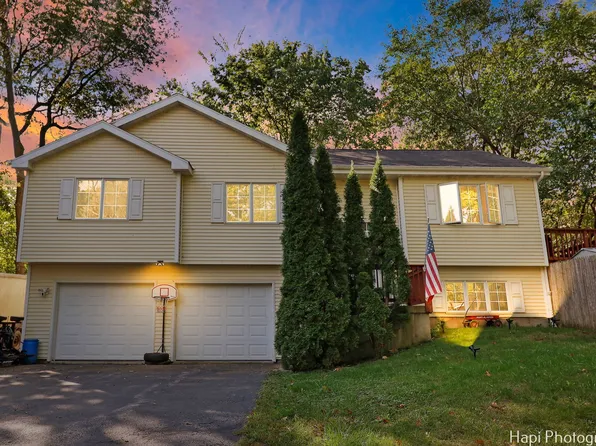 38480 N 3rd Ave, Spring Grove, IL 60081