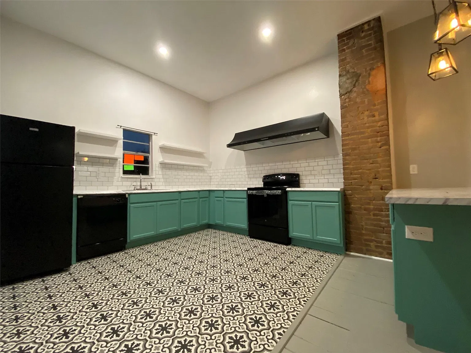 2 bed, 1.0 bath, 1340 sqft, $1,500 — Photo 2