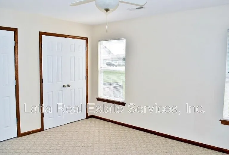 1031 NW Willow Dr — Photo 7