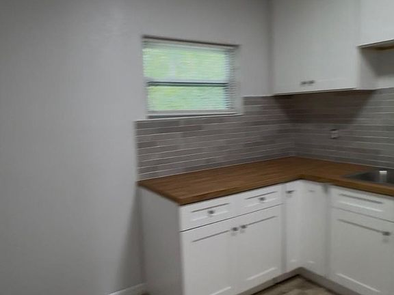 4th image of 5327 Baycrest Rd