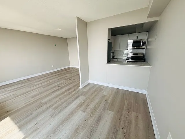 Building Photo - 500 Duplex Ave #408