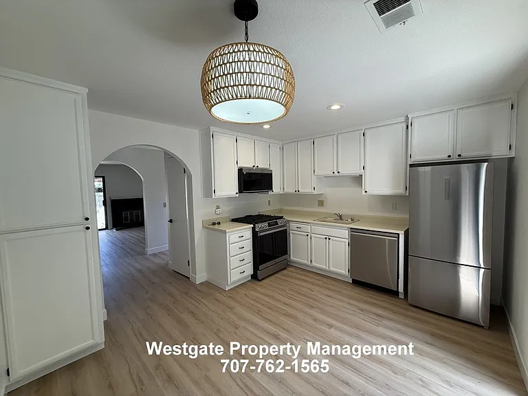 240 Park Place Dr — Photo 4