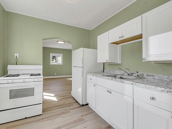 3rd image of 302 Plymouth Ave #3