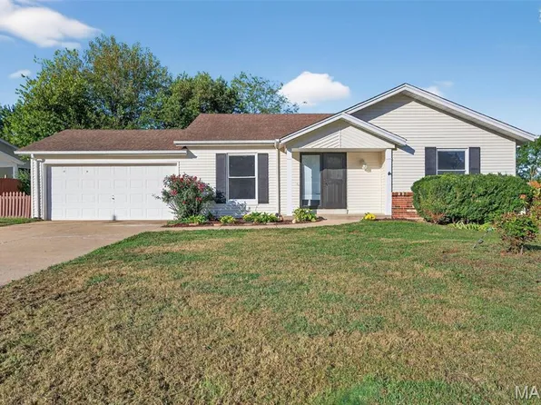 1429 Saint Gregory Ln, Saint Charles, MO 63304
