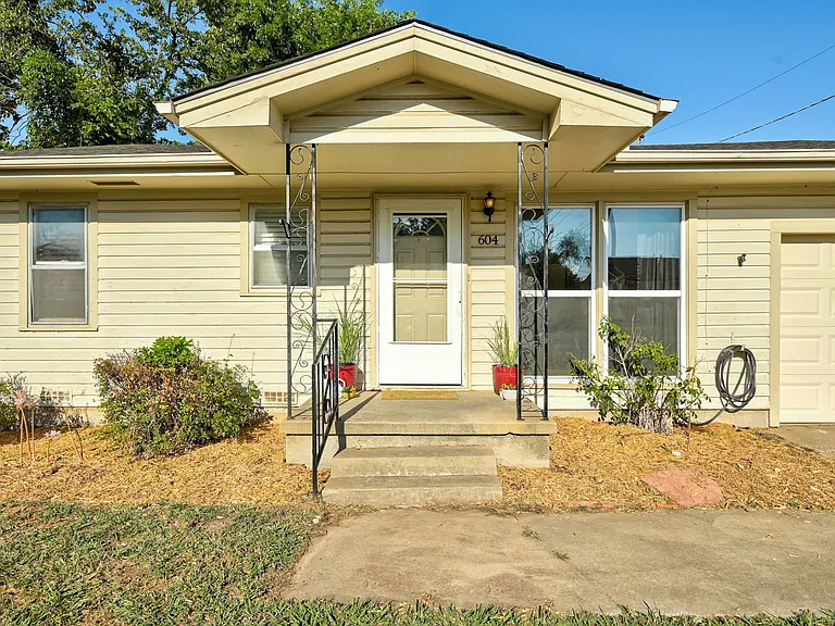 604 N Stewart Ave — Photo 2