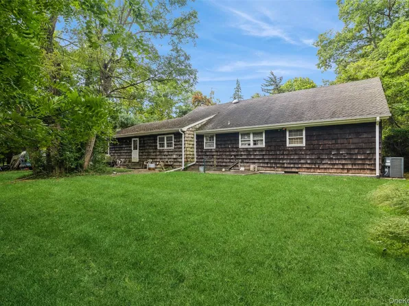 17 Washington Avenue, Holtsville, NY 11742