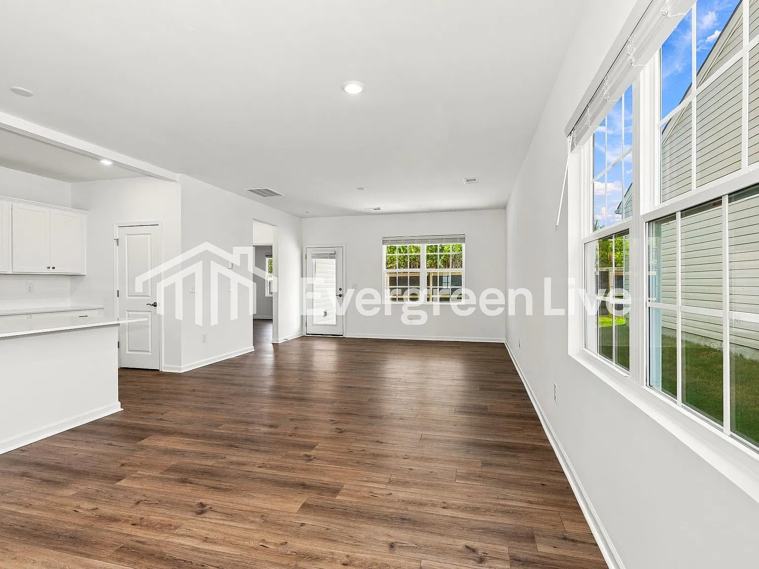 3 bed, 2.5 bath, 1986 sqft, $1,800 — Photo 4