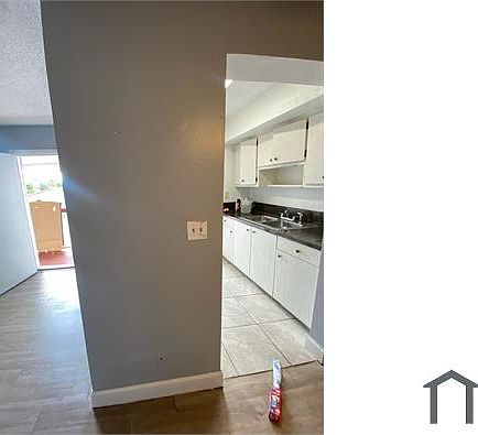 3rd image of 590 SW 27th Ave APT 10