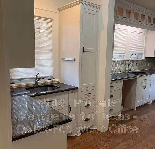 501 E Monroe St — Photo 17