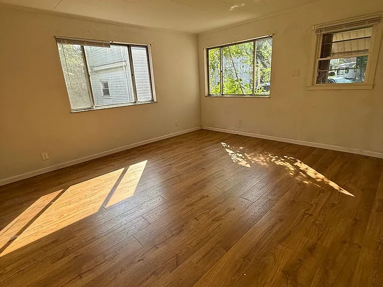 204 Kismet St — Photo 9