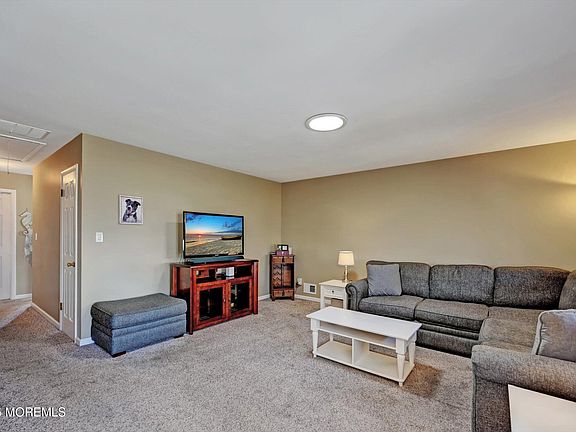 5th image of 424 Anthony Avenue