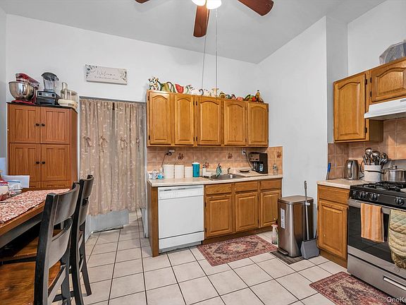 5th image of 900 Glenmore Avenue