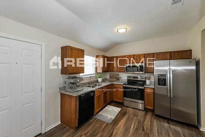 2626 Camel Ct — Photo 4
