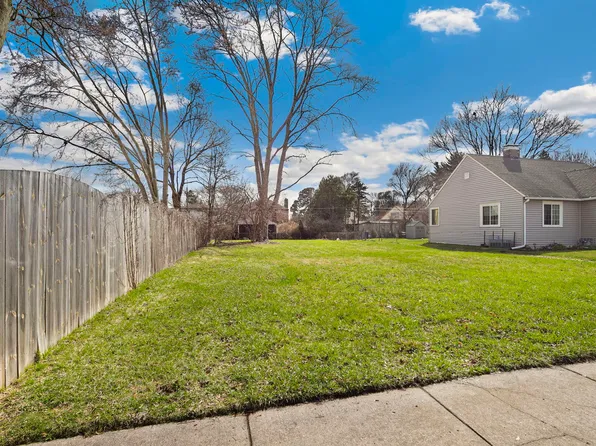 909 Highland Ave, Waukegan, IL 60085